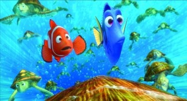 Alla ricerca di Nemo in 3D: Dory e il piccolo Nemo in mezzo alle tartarughe in una scena del film