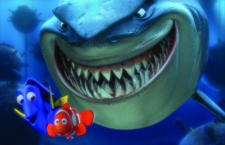 Alla ricerca di Nemo in 3D: lo squalo Bruto, la pesciolina Dory e il piccolo Nemo in una scena del film
