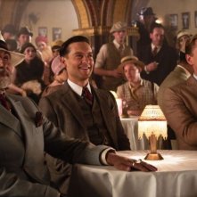 Amitabh Bachchan, Tobey Maguire e Leonardo DiCaprio in una scena di The Great Gatsby