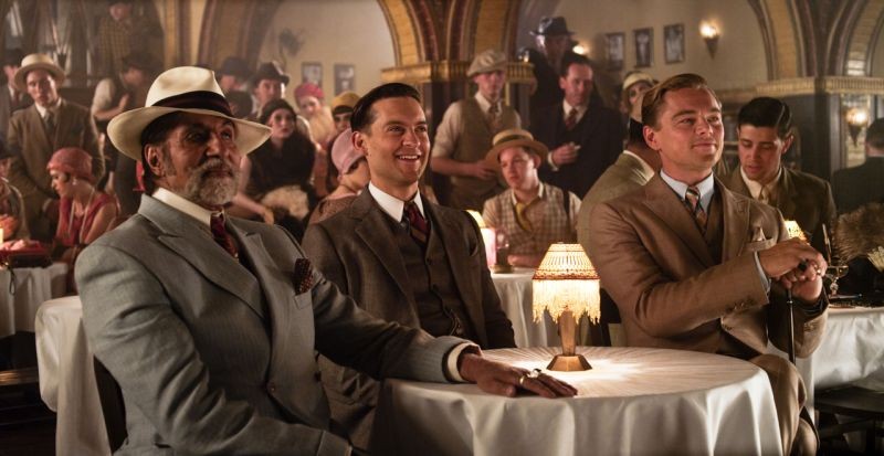 Amitabh Bachchan, Tobey Maguire e Leonardo DiCaprio in una scena di The Great Gatsby