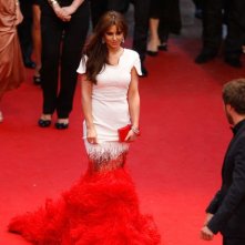 Cannes 2012: Cheryl Cole sul red carpet, prima della premiere di Amour, con un abito rosso e bianco