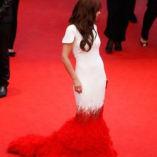 Cannes 2012: Cheryl Cole sul red carpet, prima della premiere di Amour, un un particolarissimo abito