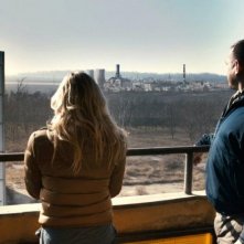 Chernobyl Diaries: i protagonisti guardano il desolante paesaggio in una scena del film