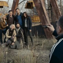 Chernobyl Diaries: i protagonisti in una macabra foto ricordo tratta dal film