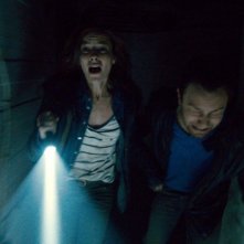 Chernobyl Diaries: Jonathan Sadowski e Devin Kelley fuggono terrorizzati in una scena del film
