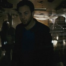 Chernobyl Diaries: Jonathan Sadowski in una buia scena del film