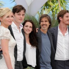 Kirsten Dunst, Kristen Stewart, Sam Riley, Garrett Hedlund e il regista di On the Road Walter Salles a Cannes