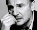 Liam Neeson passeggia tra le lapidi