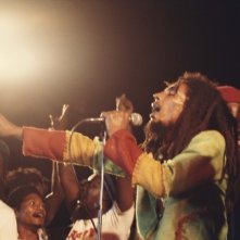 Marley: il grande Bob Marley durante un concerto in una scena del documentario di Kevin MacDonald
