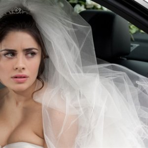 Qualche nuvola: Greta Scarano è una sposa dallo sguardo triste in una scena del film
