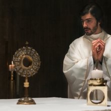 Qualche nuvola: Michele Riondino celebra messa in una scena del film