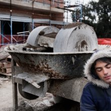 Qualche nuvola: Primo Reggiani dorme in piedi in una scena del film diretto da Saverio Di Biagio