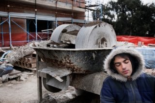 Qualche nuvola: Primo Reggiani dorme in piedi in una scena del film diretto da Saverio Di Biagio