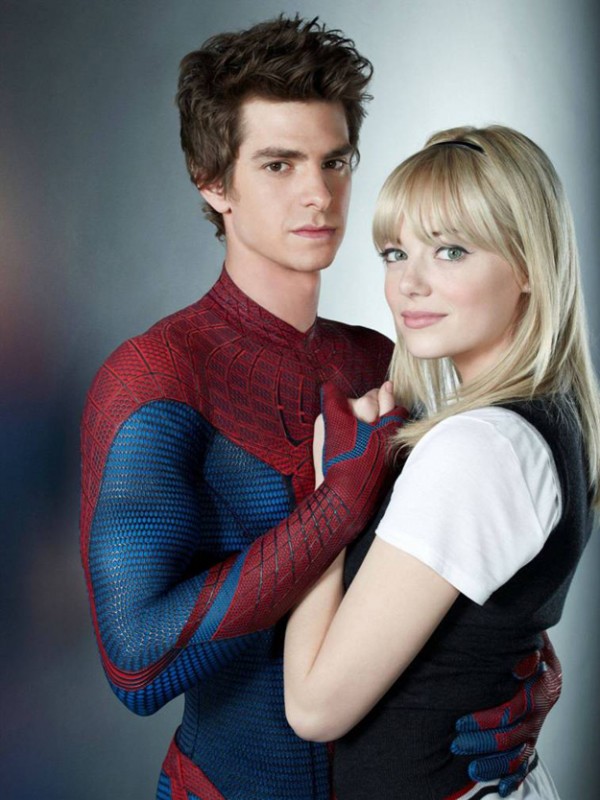 Andrew Garfield ed Emma Stone abbracciati in un'immagine di The Amazing Spider-Man