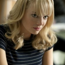 Emma Stone nei panni di Gwen Stacy in una scena di The Amazing Spider-Man