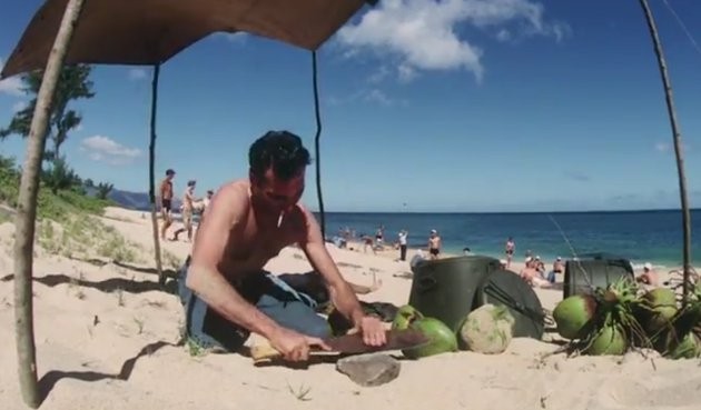 Joaquin Phoenix Sbuccia La Frutta Su Una Spiaggia In The Master 241975