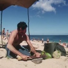 Joaquin Phoenix Sbuccia La Frutta Su Una Spiaggia In The Master 241975