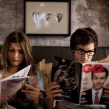 L'amore dura tre anni: Gaspard Proust con Elisa Sednaoui in una scena del film