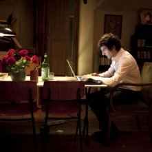 L'amore dura tre anni: Gaspard Proust in seduta notturna davanti al pc in una scena