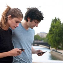 L'amore dura tre anni: Gaspard Proust insieme a Elisa Sednaoui distratti dal cellulare in una scena del film