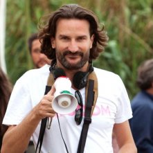 L'amore dura tre anni: il regista Frédéric Beigbede col megafono sul set
