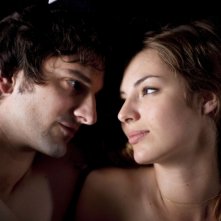 L'amore dura tre anni: Louise Bourgoin e Gaspard Proust in una tenera scena del film