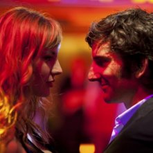 L'amore dura tre anni: Louise Bourgoin e Gaspard Proust si guardano intensamente in una scena