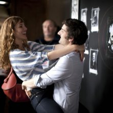 L'amore dura tre anni: Louise Bourgoin in braccio a Gaspard Proust in una scena