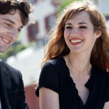 L'amore dura tre anni: Louise Bourgoin sorride insieme a Gaspard Proust in una scena del film