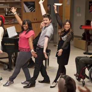 Lea Michele, Chris Colfer, Amber Riley, Jenna Ushkowitz e Kevin McHale in una scena del finale della terza stagione di Glee, Il giorno del diploma