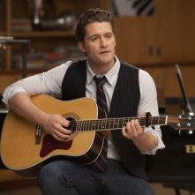 Matthew Morrison in una scena dell'episodio Il giorno del diploma, della serie Glee