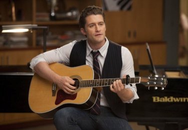 Matthew Morrison in una scena dell'episodio Il giorno del diploma, della serie Glee