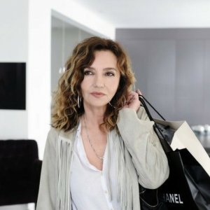 Adorabili amiche: Caroline Cellier con lo sguardo tra le nuvole in una scena del film