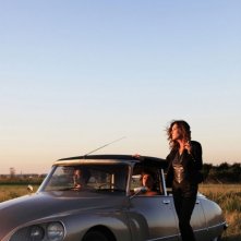 Adorabili amiche: Caroline Cellier (fuori dall'auto) insieme a Jane Birkin e Catherine Jacob in una scena