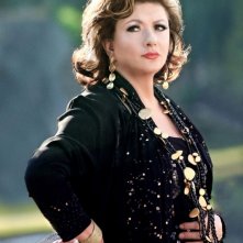 Adorabili amiche: Catherine Jacob in abito da sera in una scena del film