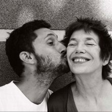 Adorabili amiche: il regista Benoît Pétré bacia Jane Birkin in una foto promozionale