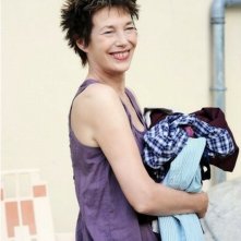 Adorabili amiche: Jane Birkin sul set del film sorride mentre si cambia d'abito