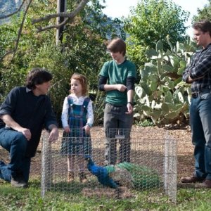Cameron Crowe e Matt Damon sul set de La mia vita è uno zoo con i piccoli Colin Ford e Maggie Elizabeth Jones