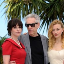 David Cronenberg tra le attrici Sarah Gadon ed Emily Hampshire a Cannes