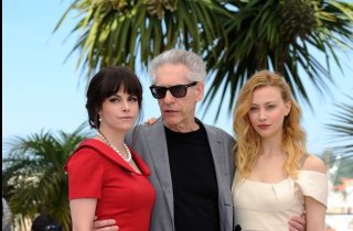 David Cronenberg tra le attrici Sarah Gadon ed Emily Hampshire a Cannes