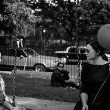 Edward e Wallis: Andrea Riseborough e Abbie Cornish in una scena