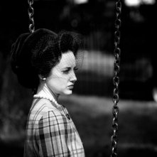 Edward e Wallis: Andrea Riseborough nei panni di Wallis Simpson in una scena