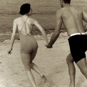 Edward e Wallis: i protagonisti James D'Arcy e Andrea Riseborough corrono verso il mare in una scena