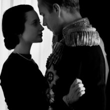 Edward e Wallis: i protagonisti James D'Arcy e Andrea Riseborough in una tenera immagine del film