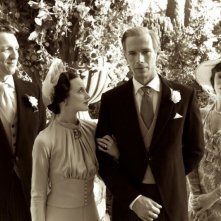 Edward e Wallis: James D'Arcy, Andrea Riseborough, Liberty Ross e Nick Smithers in un momento in bianco e nero del film