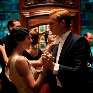 Edward e Wallis: James D'Arcy balla con Andrea Riseborough in una scena