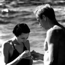 Edward e Wallis: James D'Arcy e Andrea Riseborough in un momento in bianco e nero del film