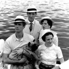 Edward e Wallis: James D'Arcy e Andrea Riseborough insieme a Liberty Ross e Nick Smithers in un momento in bianco e nero del film