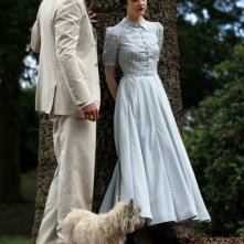 Edward e Wallis: James D'Arcy e Andrea Riseborough nel bosco in una scena del film