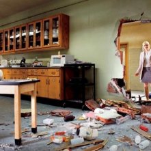 Emma Stone Entra In Un Ufficio Semidistrutto In The Amazing Spider Man 242010